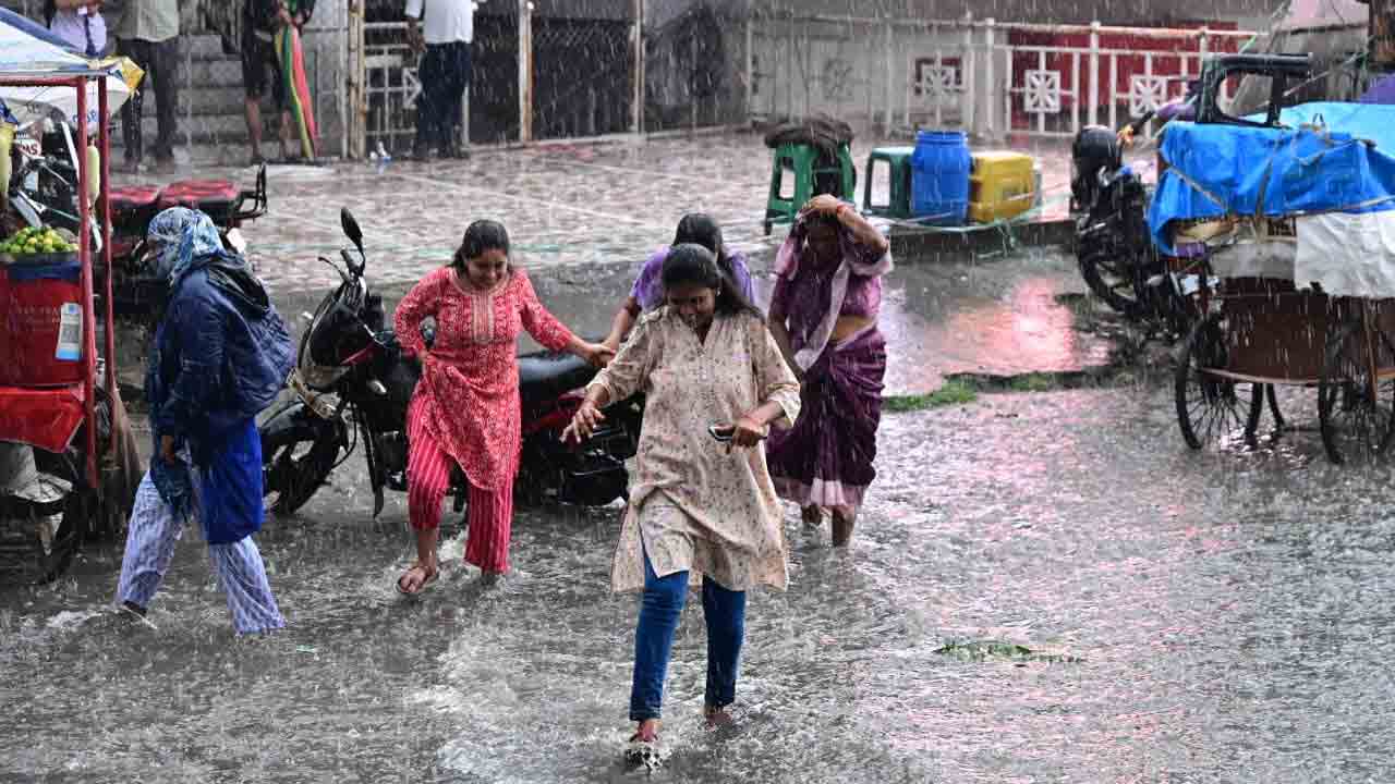 Hyderabad Rain: భాగ్యనగర వాసులతో ఇవాళ ఆటాడుకుంటున్న వర్షం