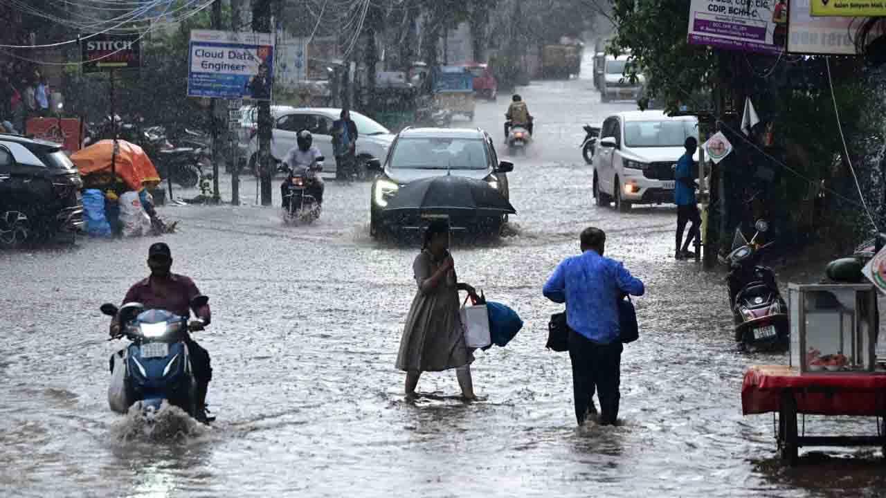 Hyderabad Rain: భాగ్యనగర వాసులతో ఇవాళ ఆటాడుకుంటున్న వర్షం