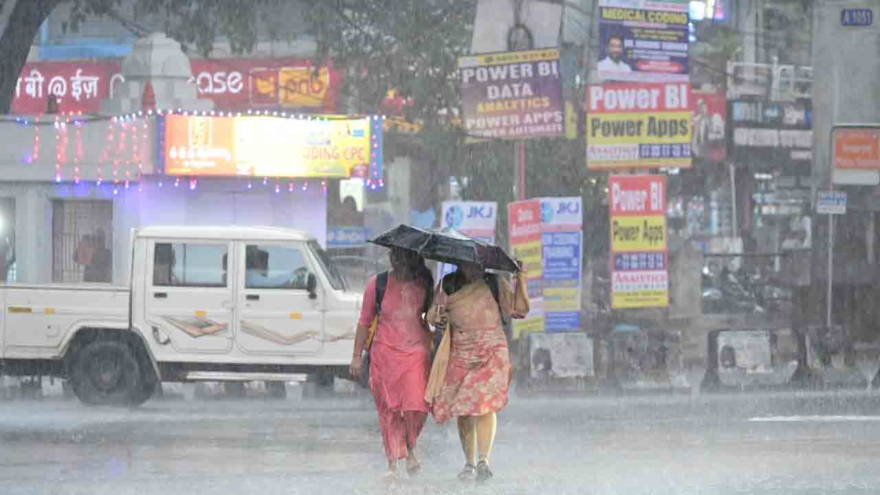 Hyderabad Rain: భాగ్యనగర వాసులతో ఇవాళ ఆటాడుకుంటున్న వర్షం