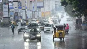 Hyderabad Rain: హైదరాబాద్‌లో భారీ వర్షం.. రోడ్లపై నిలిచిన నీరు
