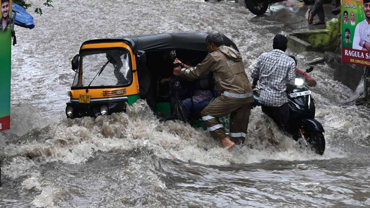 Hyderabad Rains:  క్యూమిలో నింబస్ మేఘాల కారణంగా హైదరాబాద్‌లో జోరు వాన