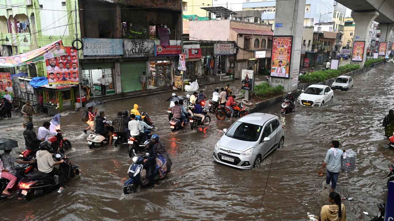 Hyderabad Rains:  క్యూమిలో నింబస్ మేఘాల కారణంగా హైదరాబాద్‌లో జోరు వాన