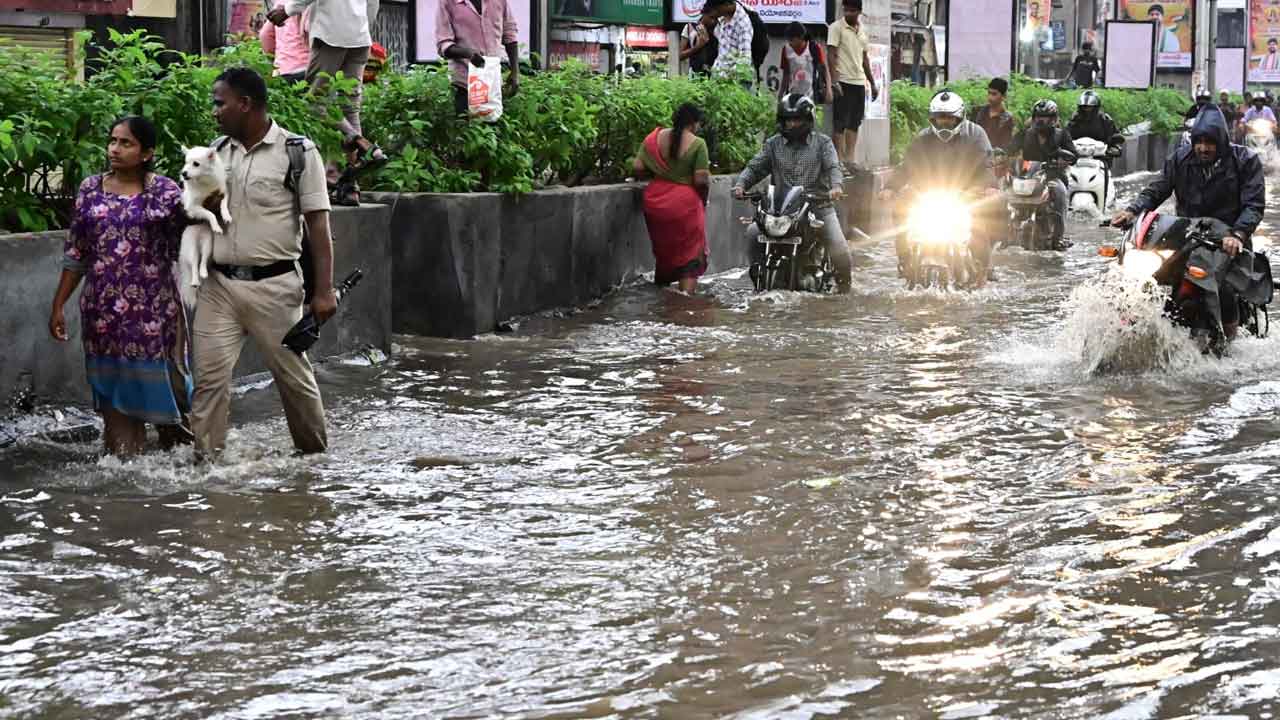 Hyderabad Rains:  క్యూమిలో నింబస్ మేఘాల కారణంగా హైదరాబాద్‌లో జోరు వాన