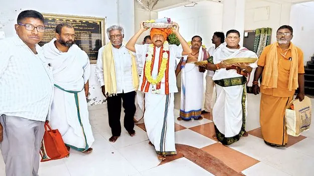 బ్రహ్మంగారికి పట్టు వస్త్రాలు      