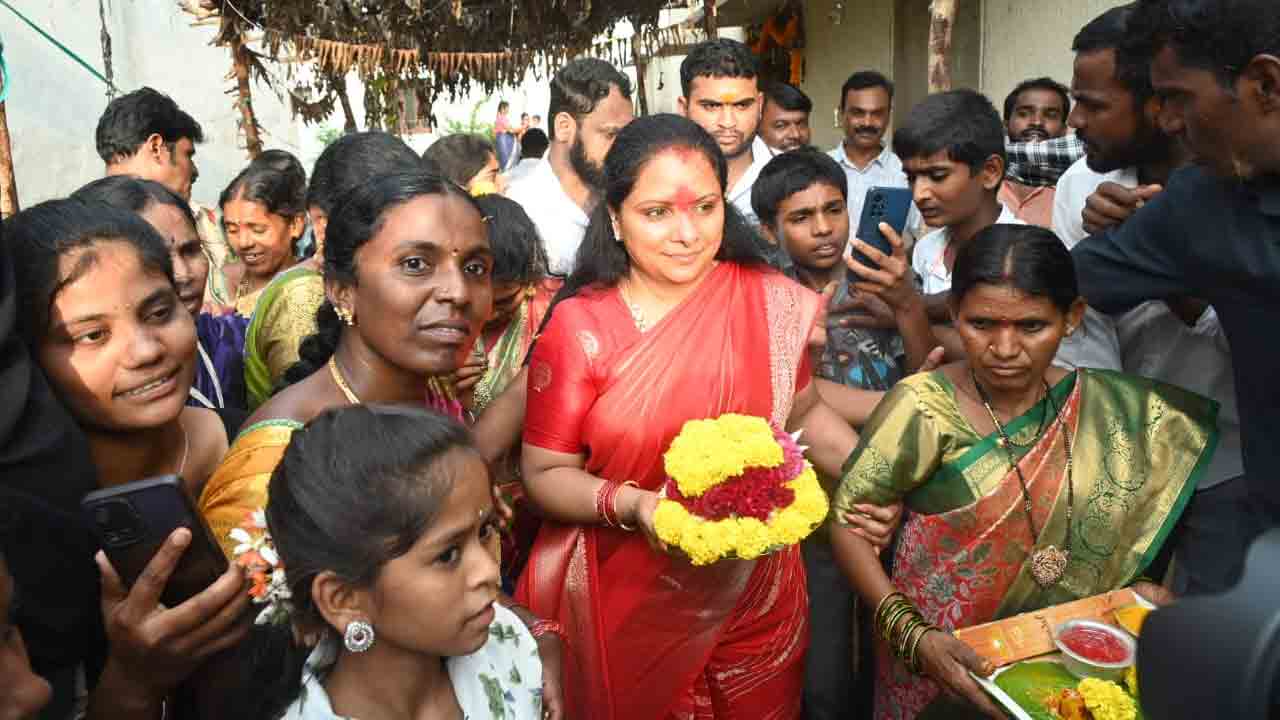 Kavitha:  చింతమడకలో బతుకమ్మ వేడుకల్లో పాల్గొన్న కవిత