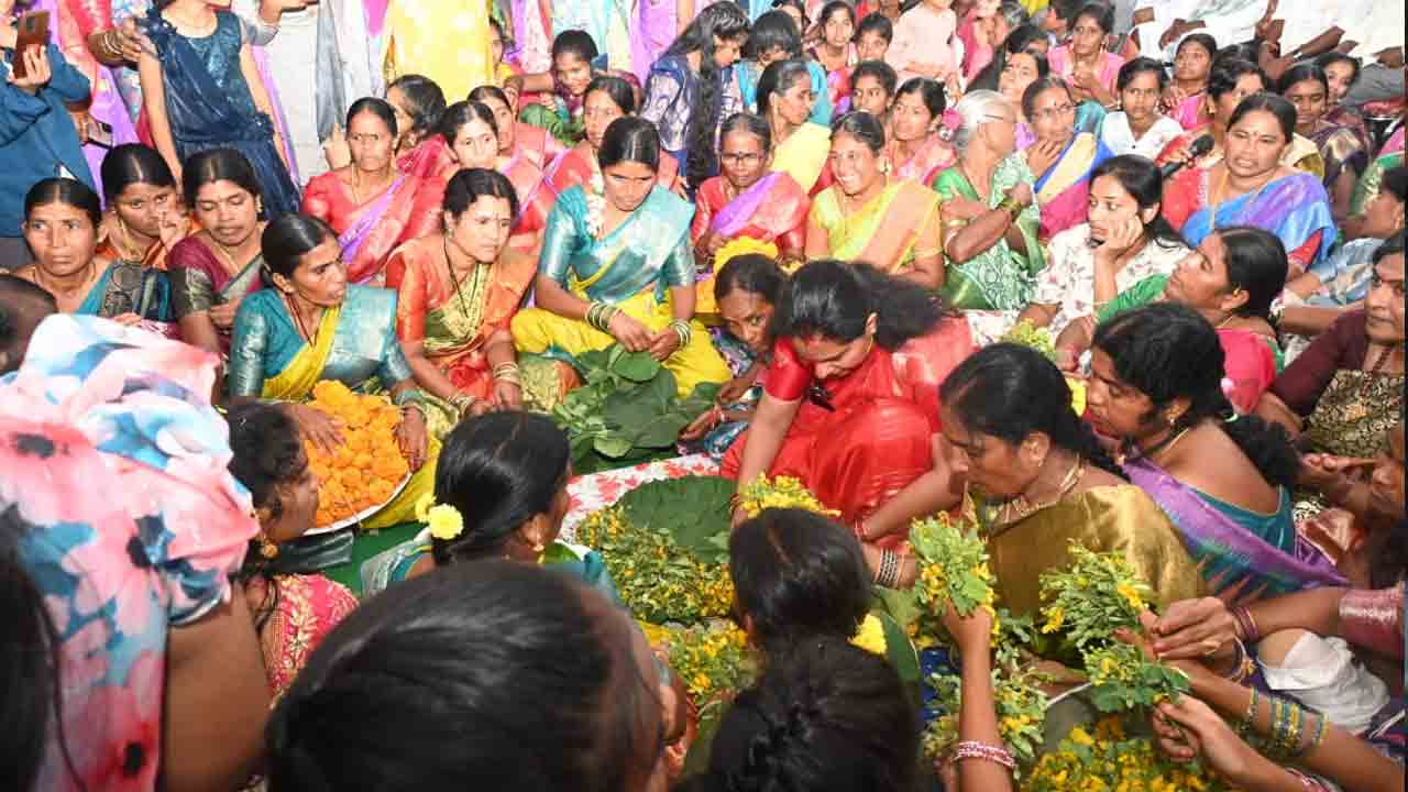 Kavitha:  చింతమడకలో బతుకమ్మ వేడుకల్లో పాల్గొన్న కవిత