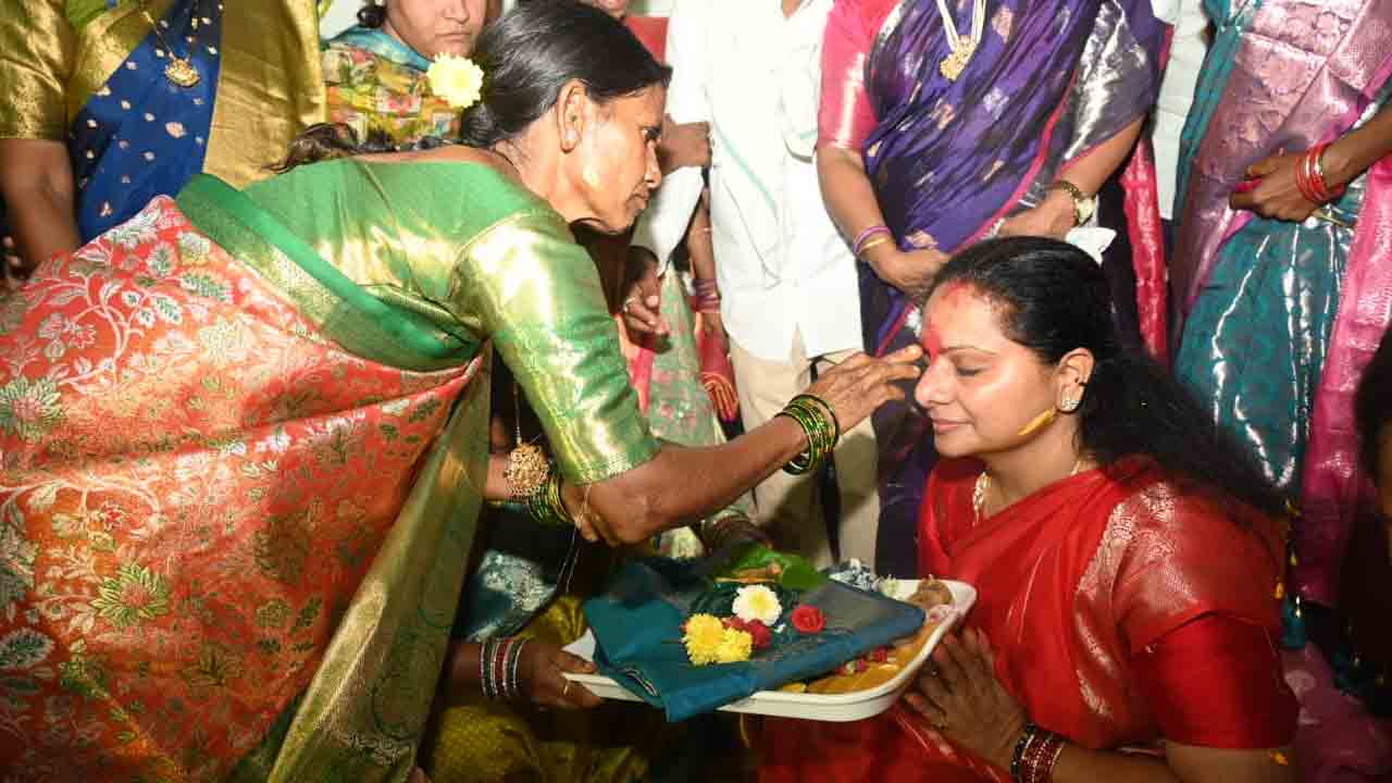 Kavitha:  చింతమడకలో బతుకమ్మ వేడుకల్లో పాల్గొన్న కవిత