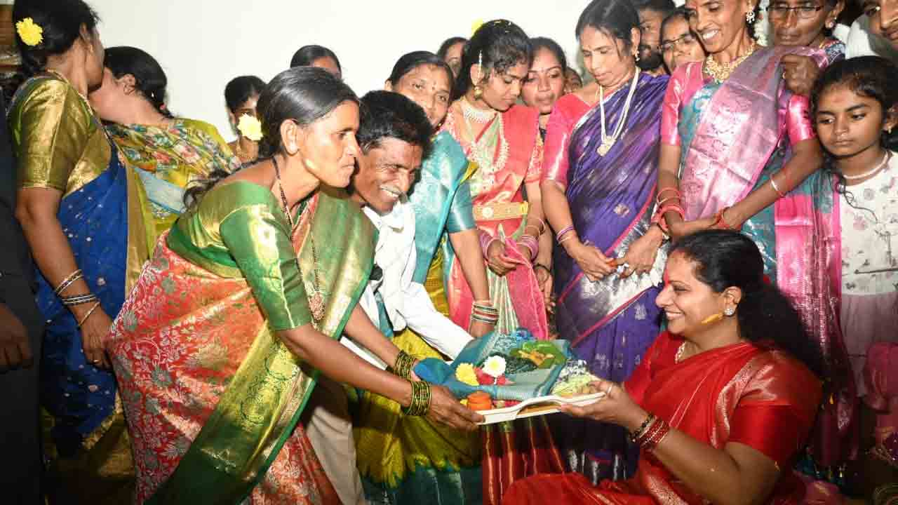 Kavitha:  చింతమడకలో బతుకమ్మ వేడుకల్లో పాల్గొన్న కవిత