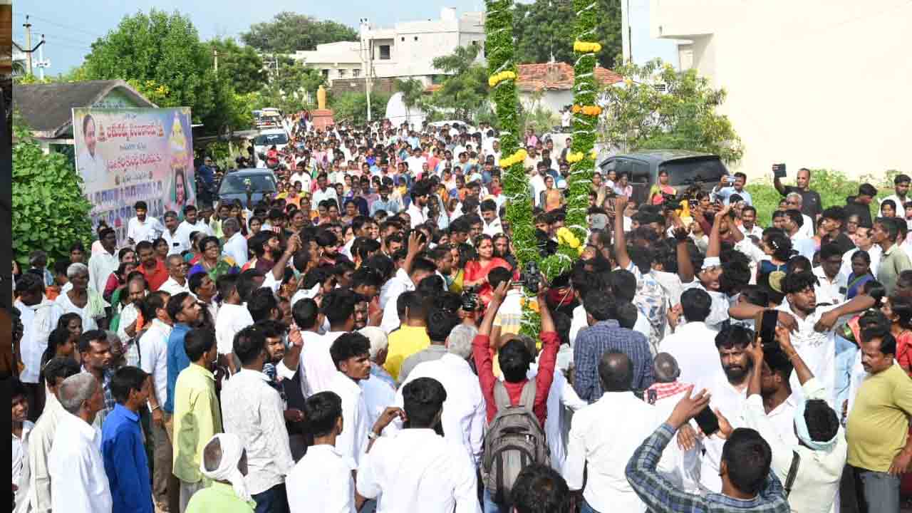 Kavitha:  చింతమడకలో బతుకమ్మ వేడుకల్లో పాల్గొన్న కవిత