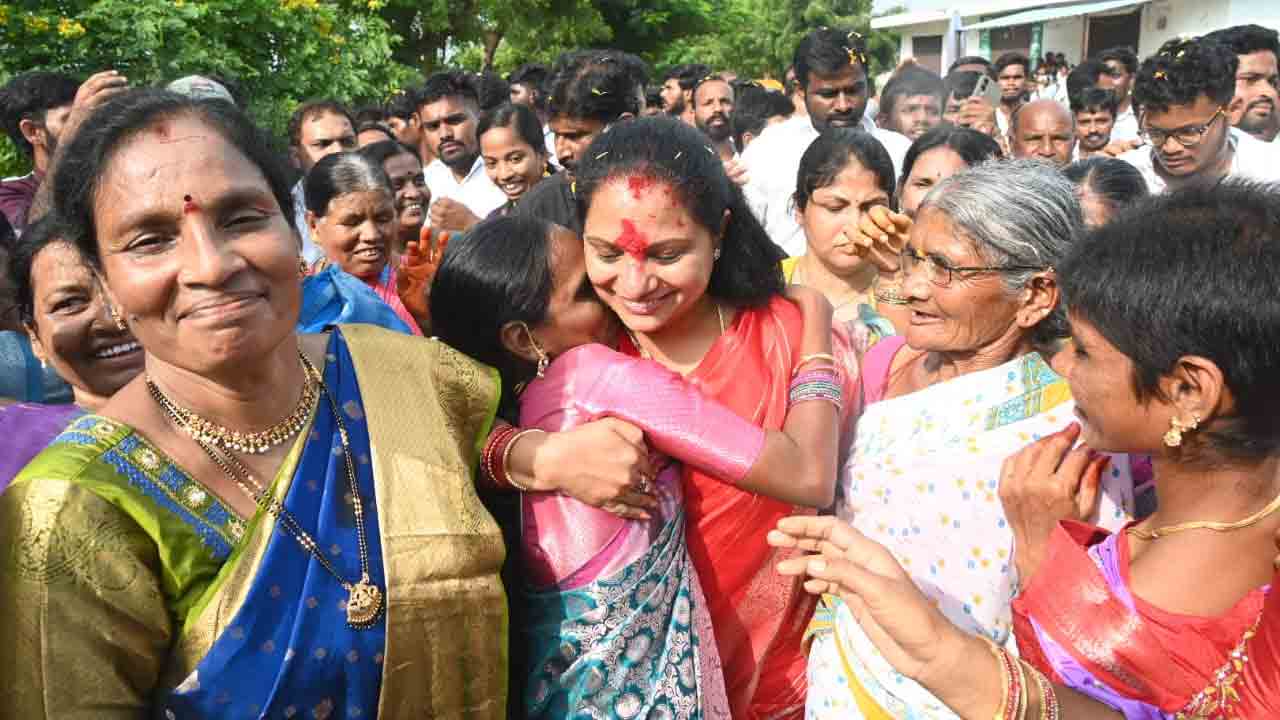 Kavitha:  చింతమడకలో బతుకమ్మ వేడుకల్లో పాల్గొన్న కవిత