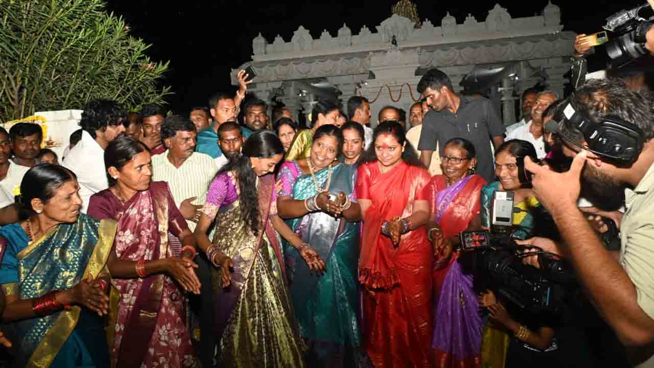 Kavitha:  చింతమడకలో బతుకమ్మ వేడుకల్లో పాల్గొన్న కవిత