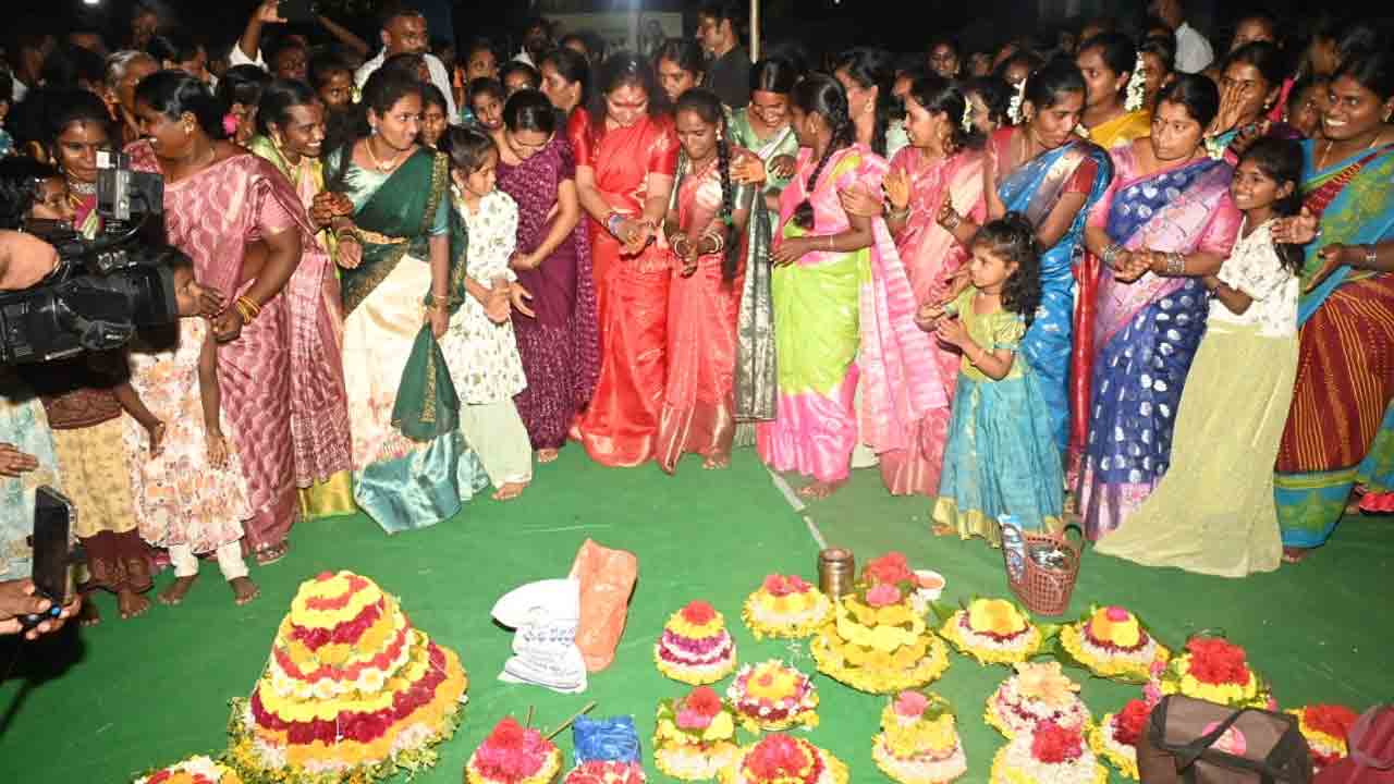 Kavitha:  చింతమడకలో బతుకమ్మ వేడుకల్లో పాల్గొన్న కవిత