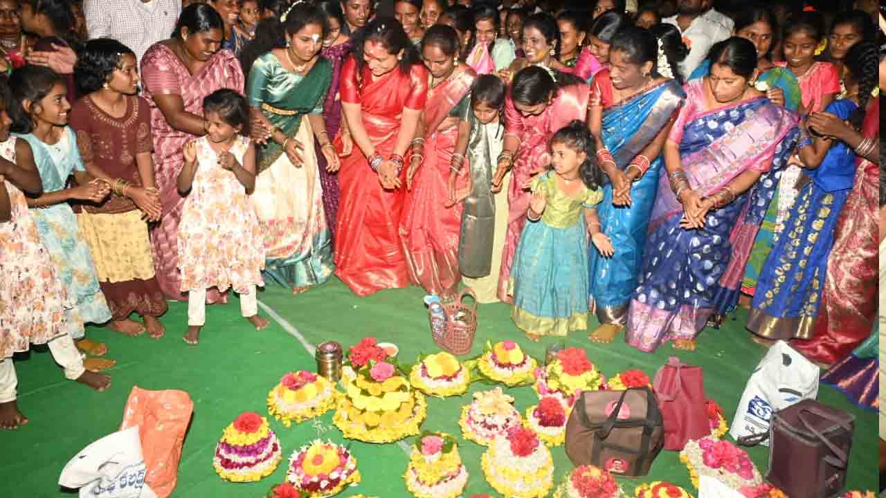 Kavitha:  చింతమడకలో బతుకమ్మ వేడుకల్లో పాల్గొన్న కవిత