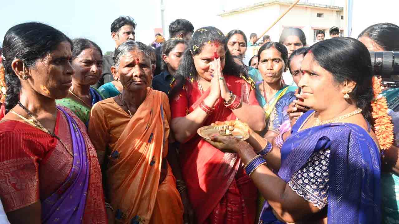 Kavitha:  చింతమడకలో బతుకమ్మ వేడుకల్లో పాల్గొన్న కవిత