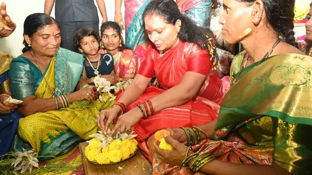 Kavitha:  చింతమడకలో బతుకమ్మ వేడుకల్లో పాల్గొన్న కవిత