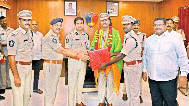 కుటుంబాలతో ఆనందంగా గడపండి 