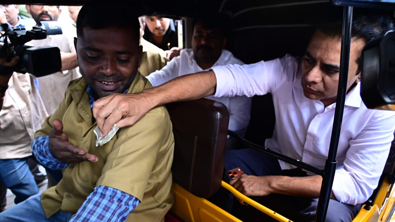 KTR Travels By Auto: ఆటోలో ప్రయాణించిన కేటీఆర్  