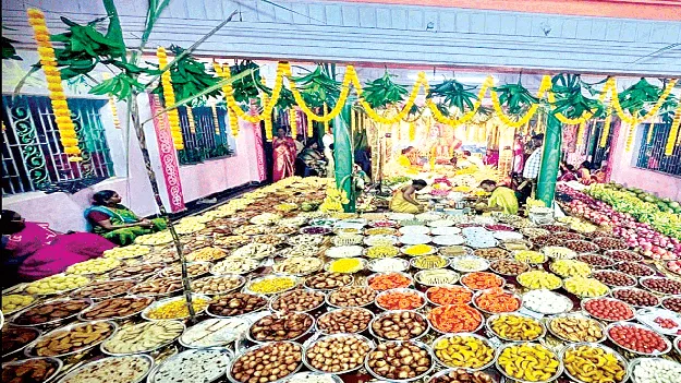 Saare with 300 types of sweets 300 రకాల పిండివంటకాలతో సారె