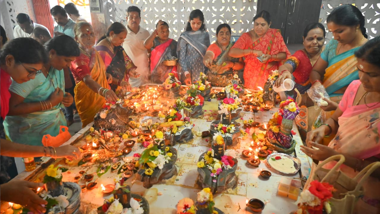 Karthika Masam: కార్తీక మొదటి సోమవారం.. భక్తులు ప్రత్యేక పూజలు..