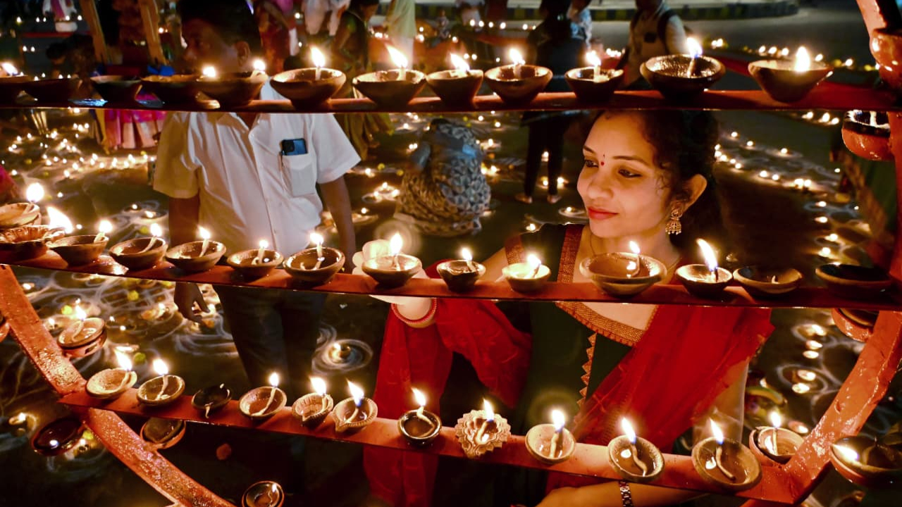 Adilabad: దేదీప్యమానంగా కార్తీక పౌర్ణమి వేడుకలు