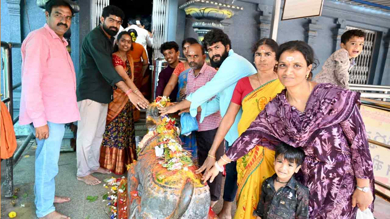Karthika Pournami: కార్తీక పౌర్ణమి.. కాళేశ్వర స్వామి వారి దర్శనానికి పోటెత్తిన భక్తులు