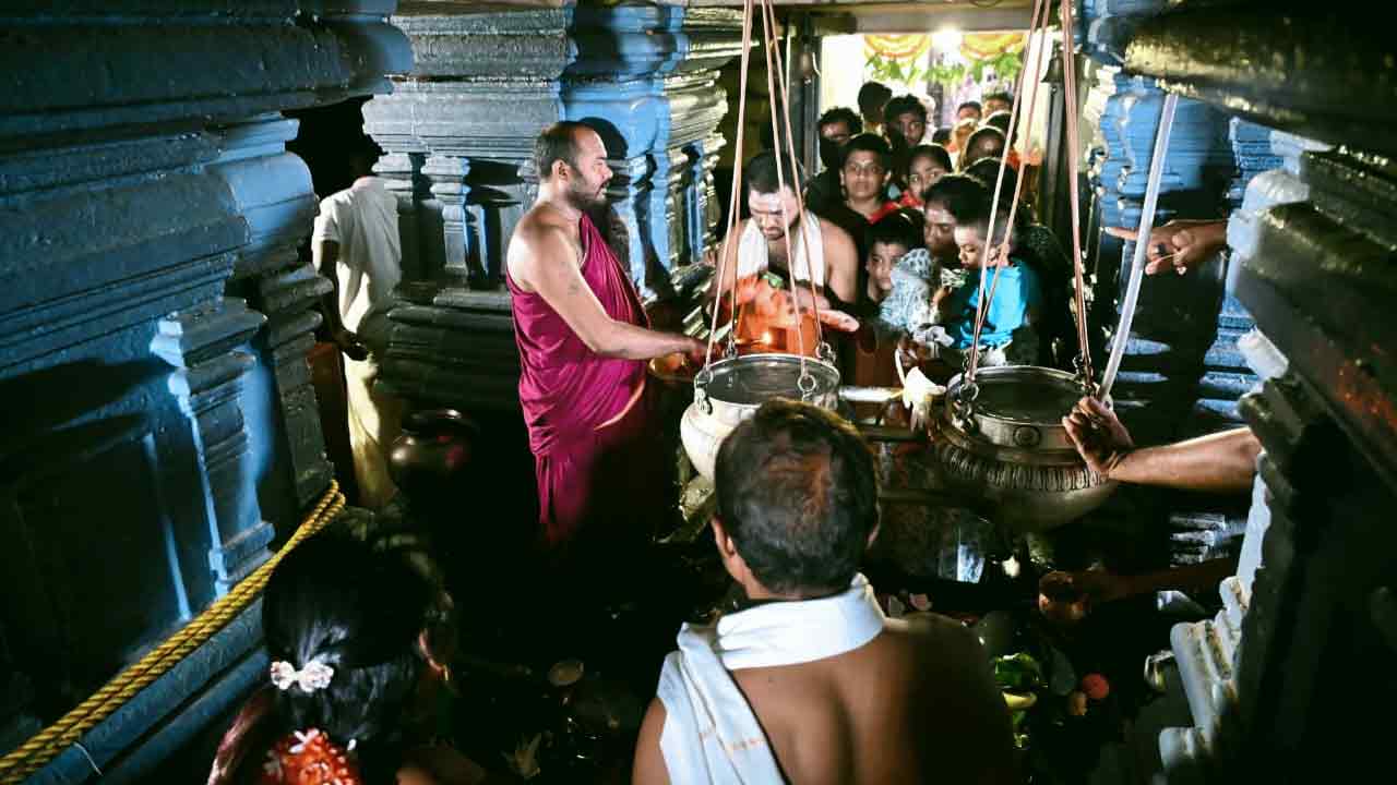 Karthika Pournami: కార్తీక పౌర్ణమి.. కాళేశ్వర స్వామి వారి దర్శనానికి పోటెత్తిన భక్తులు