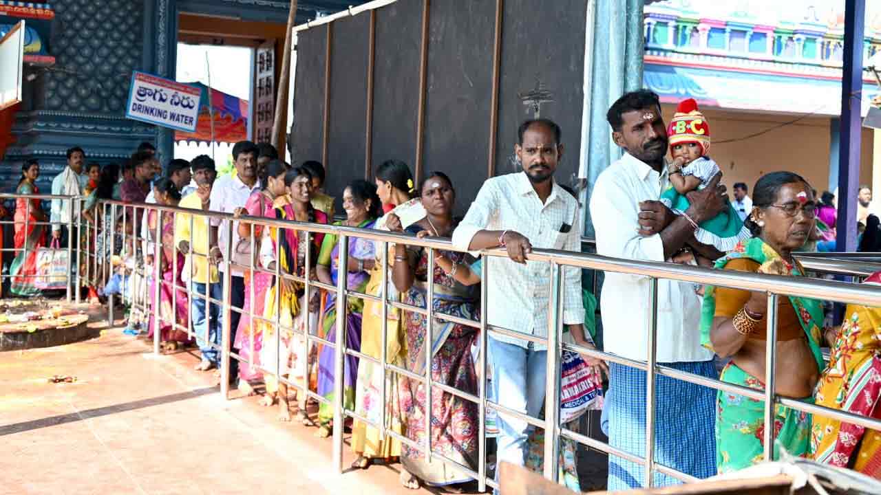 Karthika Pournami: కార్తీక పౌర్ణమి.. కాళేశ్వర స్వామి వారి దర్శనానికి పోటెత్తిన భక్తులు