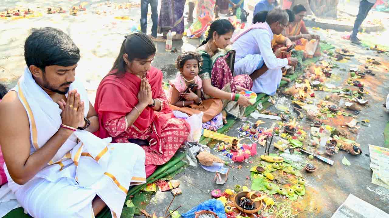 Karthika Pournami: కార్తీక పౌర్ణమి.. కాళేశ్వర స్వామి వారి దర్శనానికి పోటెత్తిన భక్తులు