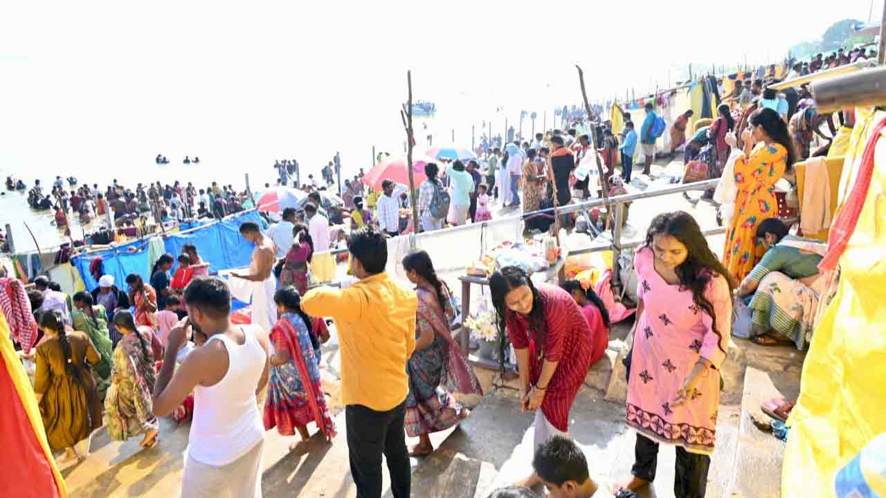 Karthika Pournami: కార్తీక పౌర్ణమి.. కాళేశ్వర స్వామి వారి దర్శనానికి పోటెత్తిన భక్తులు