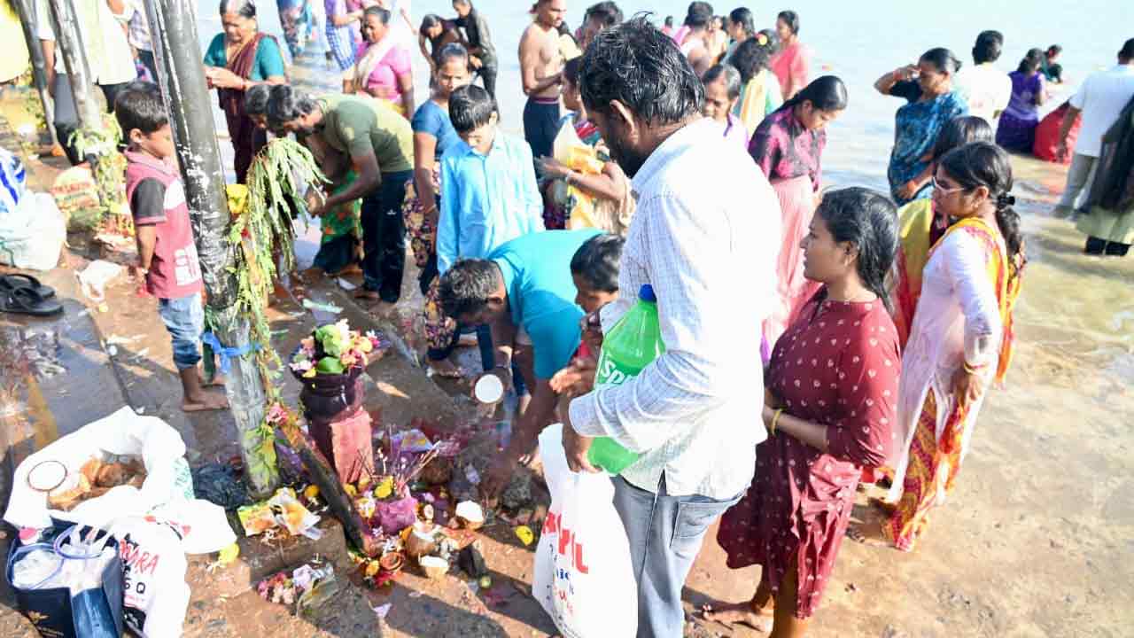 Karthika Pournami: కార్తీక పౌర్ణమి.. కాళేశ్వర స్వామి వారి దర్శనానికి పోటెత్తిన భక్తులు
