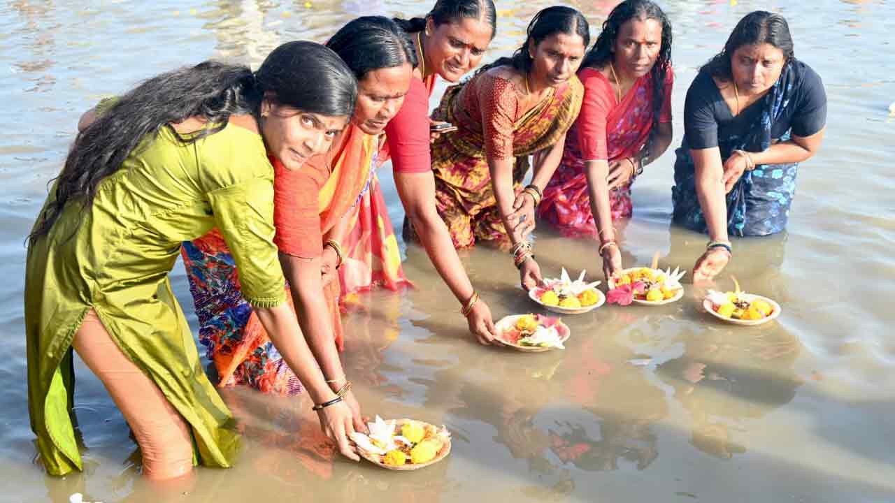 Karthika Pournami: కార్తీక పౌర్ణమి.. కాళేశ్వర స్వామి వారి దర్శనానికి పోటెత్తిన భక్తులు