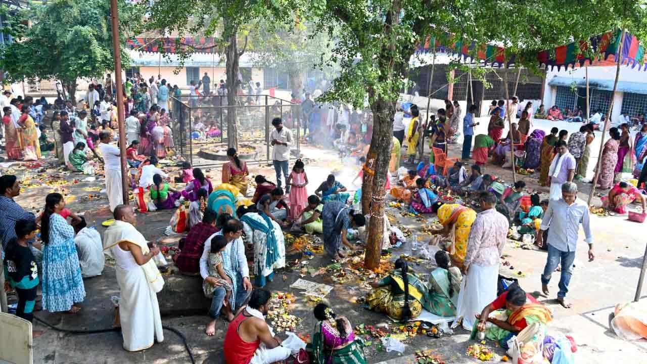 Karthika Pournami: కార్తీక పౌర్ణమి.. కాళేశ్వర స్వామి వారి దర్శనానికి పోటెత్తిన భక్తులు