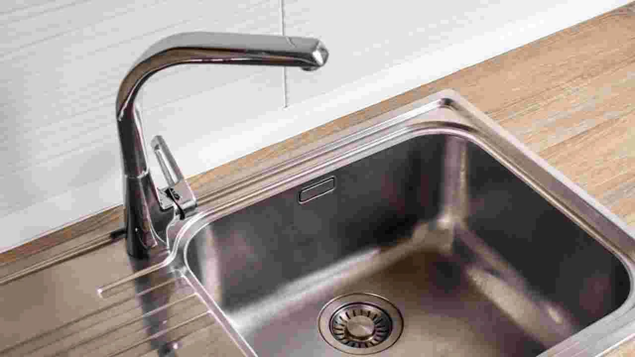Kitchen Cleaning Tips: కిచెన్ సింక్ దుర్వాసనను ఇలా వదిలించుకోండి