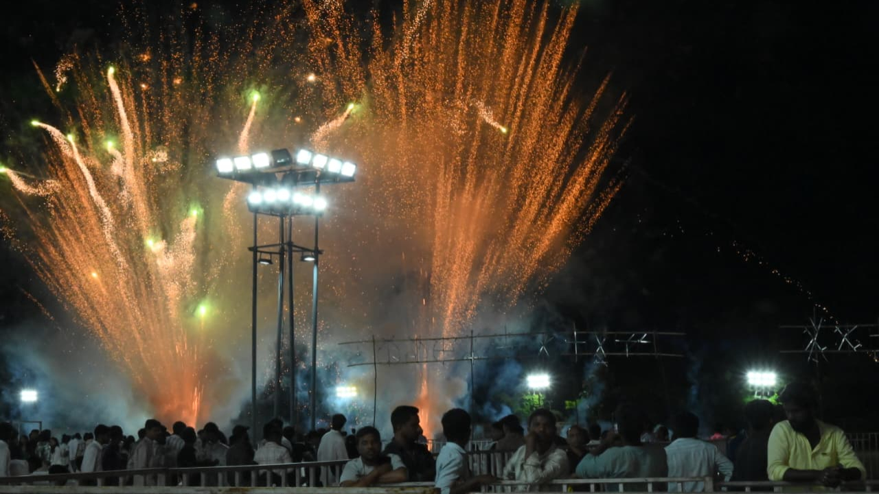  Ravana Dahanam Celebrations: ఘనంగా రావణ దహనం..కనువిందు చేసిన తారాజువ్వలు