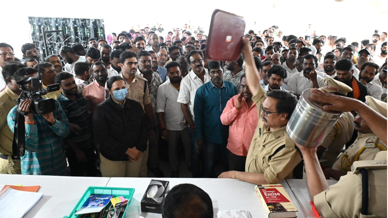 హైదరాబాద్ జిల్లా కలెక్టర్ దాసరి హరిచందన ఆధ్వర్యంలో జంట నగరాల్లోని మద్యం దుకాణాల లక్కీ డ్రా..