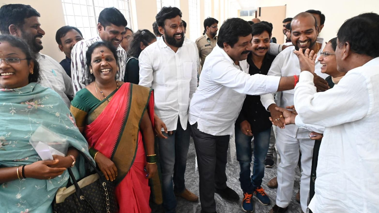 హైదరాబాద్ జిల్లా కలెక్టర్ దాసరి హరిచందన ఆధ్వర్యంలో జంట నగరాల్లోని మద్యం దుకాణాల లక్కీ డ్రా..