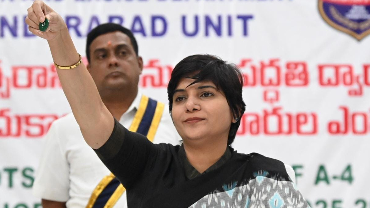 హైదరాబాద్ జిల్లా కలెక్టర్ దాసరి హరిచందన ఆధ్వర్యంలో జంట నగరాల్లోని మద్యం దుకాణాల లక్కీ డ్రా..