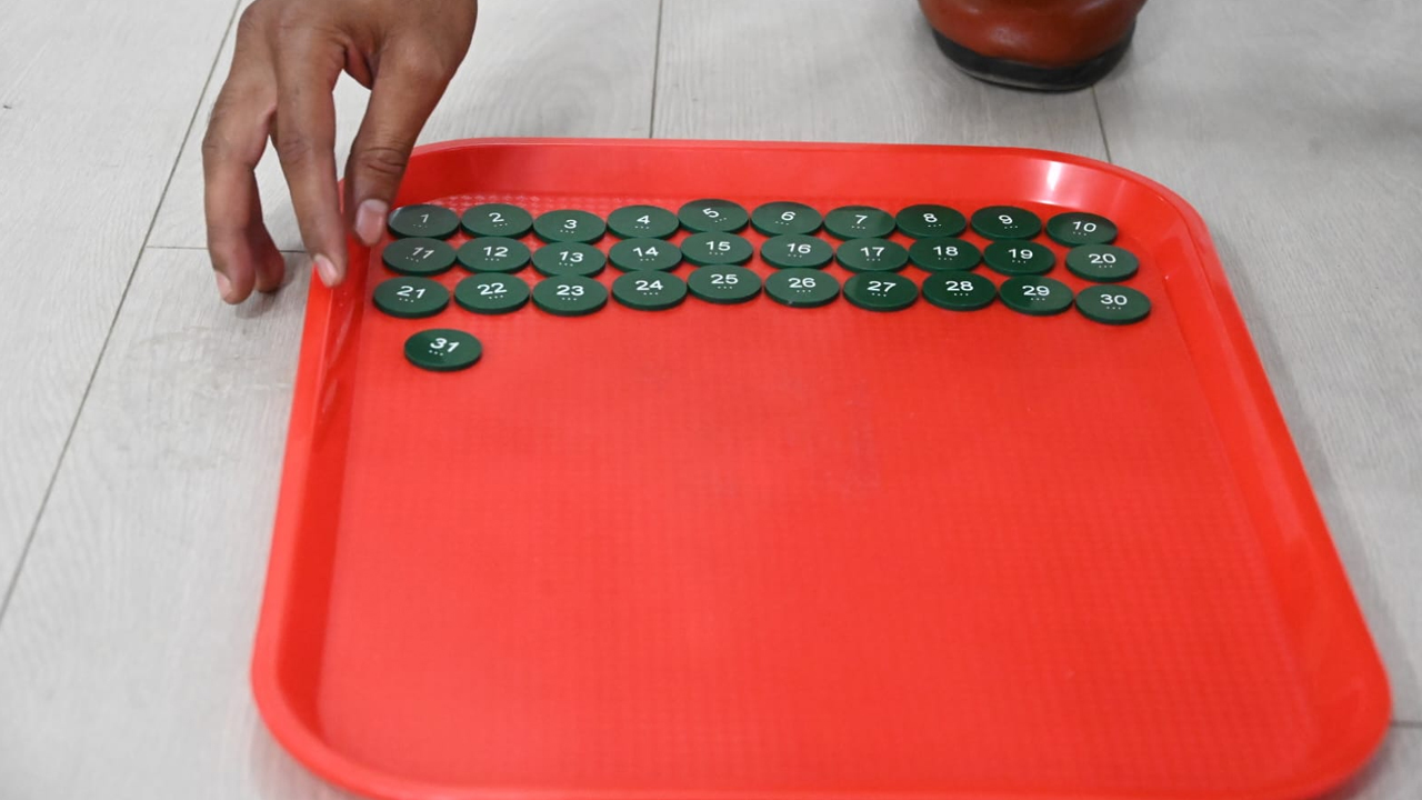 హైదరాబాద్ జిల్లా కలెక్టర్ దాసరి హరిచందన ఆధ్వర్యంలో జంట నగరాల్లోని మద్యం దుకాణాల లక్కీ డ్రా..