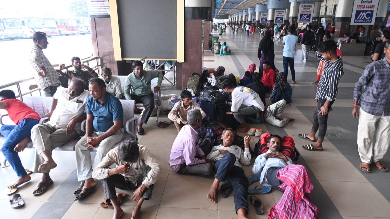  BC Bandh MGBS Impact: బీసీ బంద్‌.. బస్సుల కోసం బస్టాండ్లలో జనం పడిగాపులు..