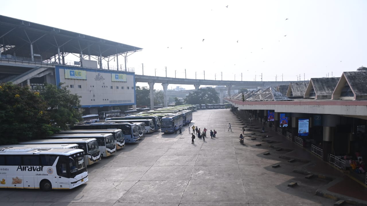  BC Bandh MGBS Impact: బీసీ బంద్‌.. బస్సుల కోసం బస్టాండ్లలో జనం పడిగాపులు..