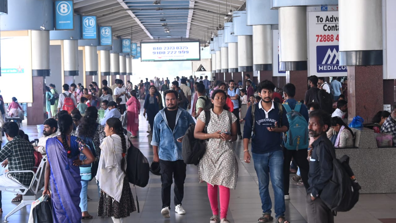  BC Bandh MGBS Impact: బీసీ బంద్‌.. బస్సుల కోసం బస్టాండ్లలో జనం పడిగాపులు..