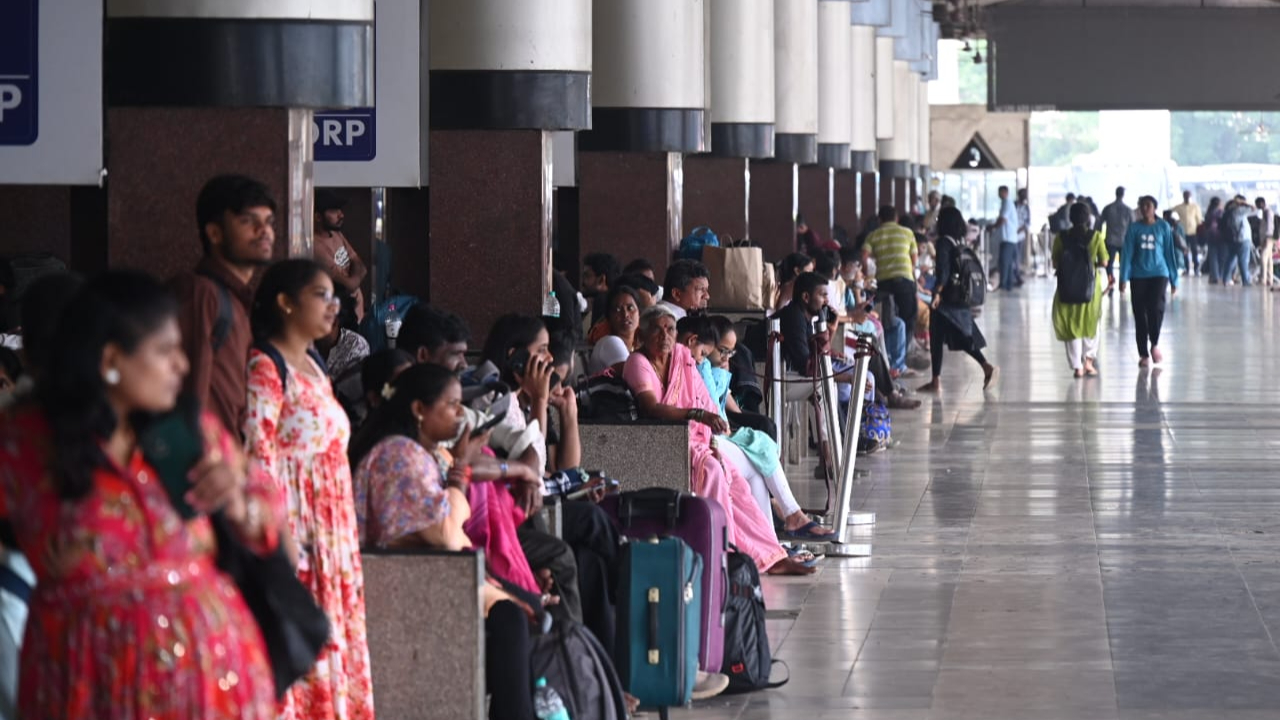  BC Bandh MGBS Impact: బీసీ బంద్‌.. బస్సుల కోసం బస్టాండ్లలో జనం పడిగాపులు..