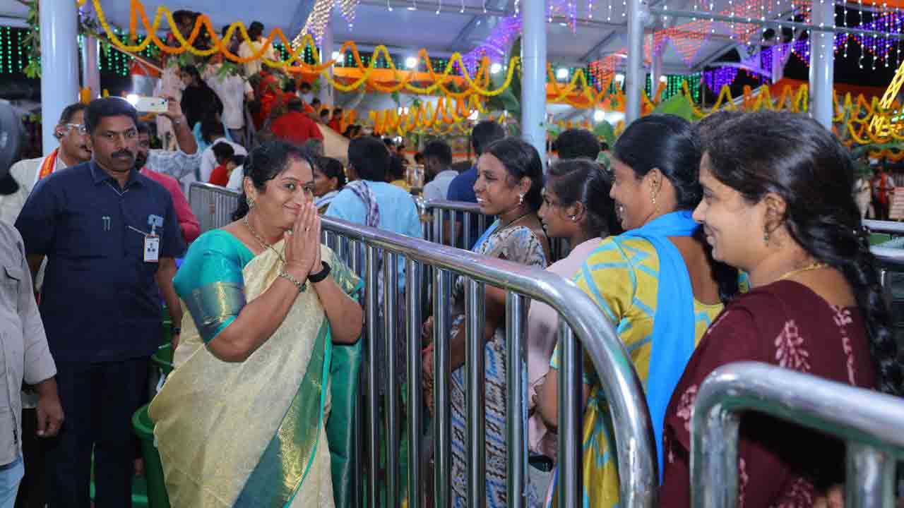 Minister Savita: విజయవాడ ఇంద్రకీలాద్రి  కనక దుర్గమ్మ అమ్మవారిని దర్శించుకున్న మంత్రి సవిత