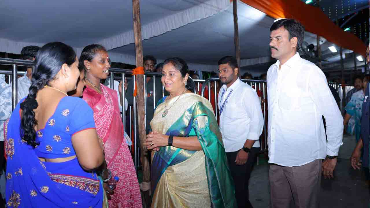 Minister Savita: విజయవాడ ఇంద్రకీలాద్రి  కనక దుర్గమ్మ అమ్మవారిని దర్శించుకున్న మంత్రి సవిత