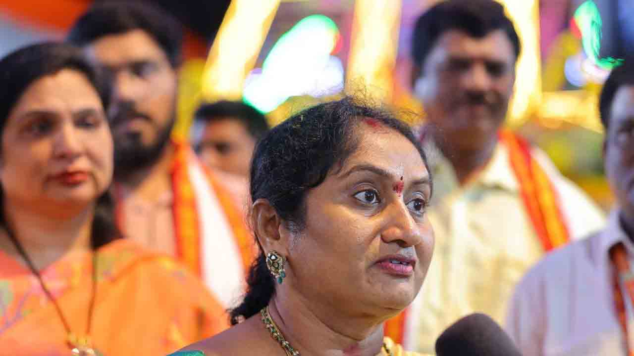 Minister Savita: విజయవాడ ఇంద్రకీలాద్రి  కనక దుర్గమ్మ అమ్మవారిని దర్శించుకున్న మంత్రి సవిత
