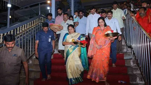 Minister Savita ON Durgamma Temple: కనకదుర్గమ్మ ఆశీస్సులు ఎల్లప్పుడూ ఏపీ ప్రజలపై ఉండాలి: మంత్రి సవిత