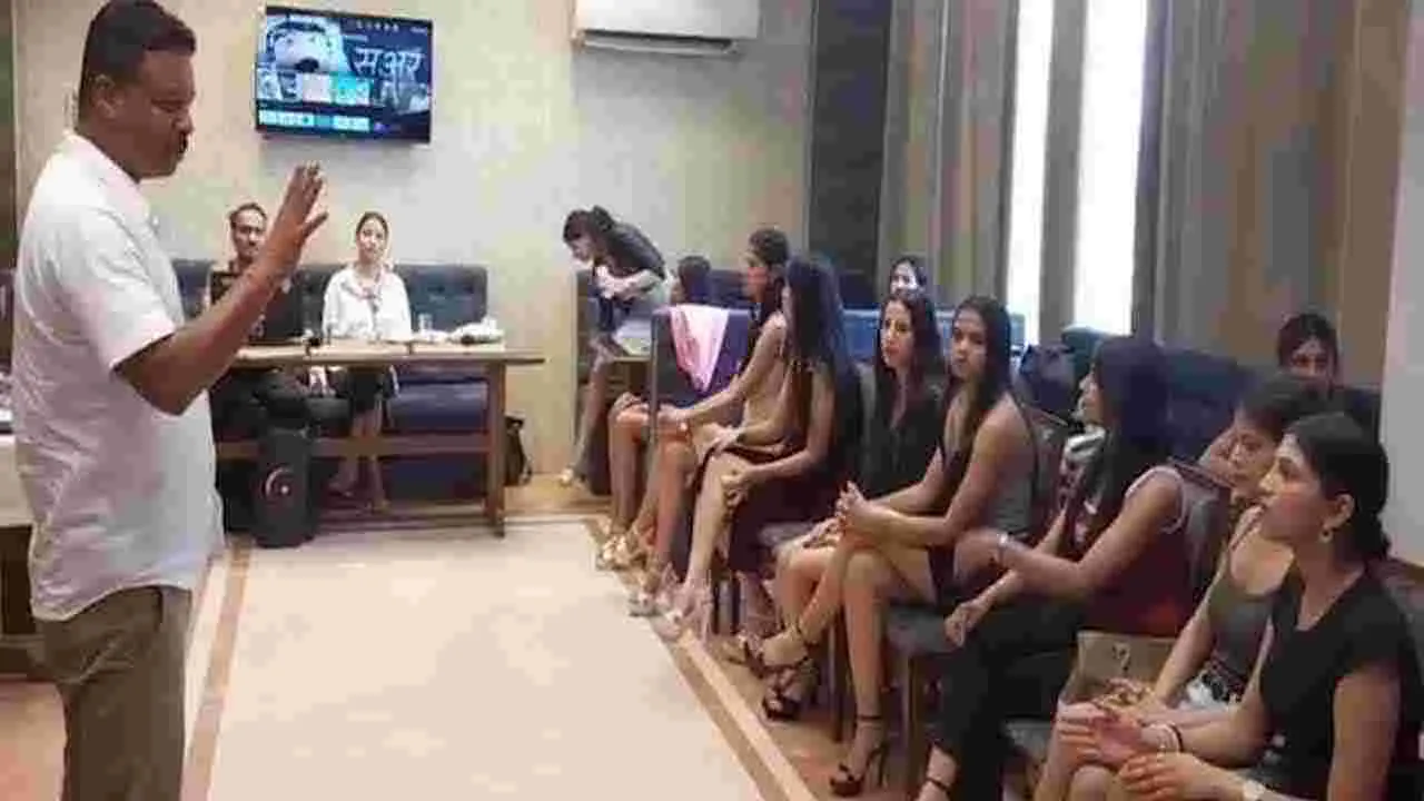 Miss Rishikesh Pageant: అందాల పోటీ కోసం రిహార్సల్స్.. సడెన్‌గా ఎంట్రీ ఇచ్చిన ఆర్‌హెచ్ఎస్ఎస్