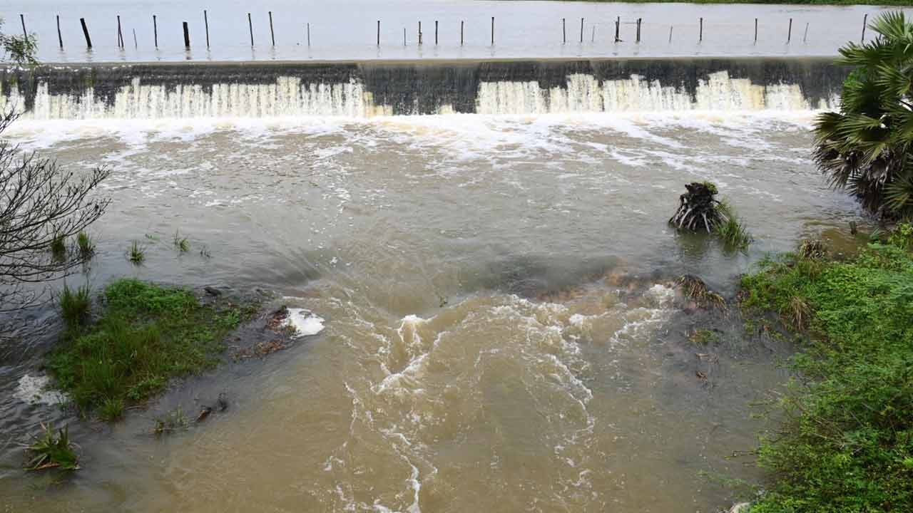 Cyclone Montha: విజయనగరం జిల్లాలో మొంథా తుఫాన్‌ ప్రభావం.. ప్రజలకి తీవ్ర ఇబ్బందులు