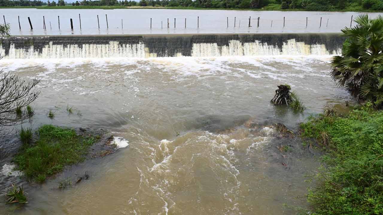 Cyclone Montha: విజయనగరం జిల్లాలో మొంథా తుఫాన్‌ ప్రభావం.. ప్రజలకి తీవ్ర ఇబ్బందులు