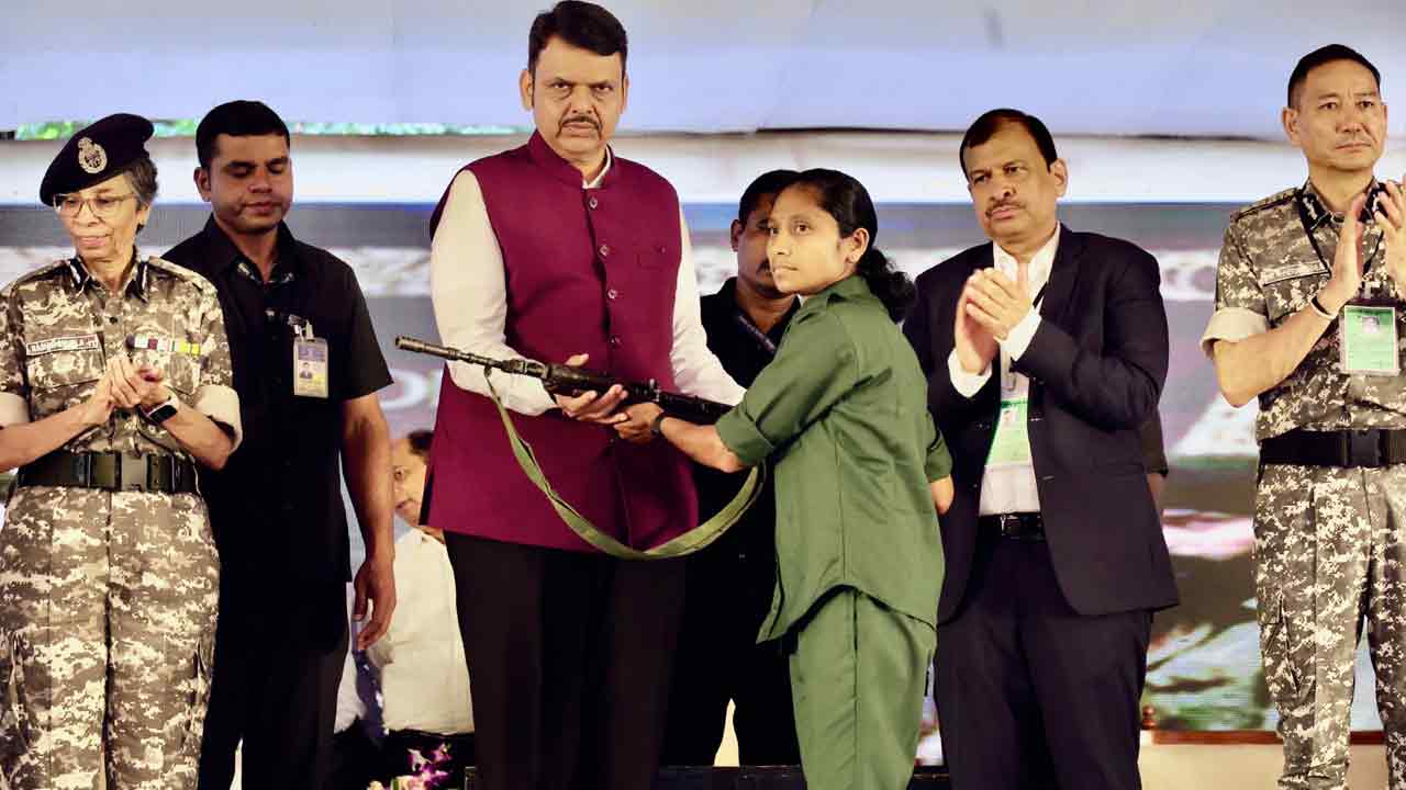 Mallojula Venugopal: మహారాష్ట్ర సీఎం ఎదుట లొంగిపోయిన మావో అగ్రనేత మల్లోజుల బృందం